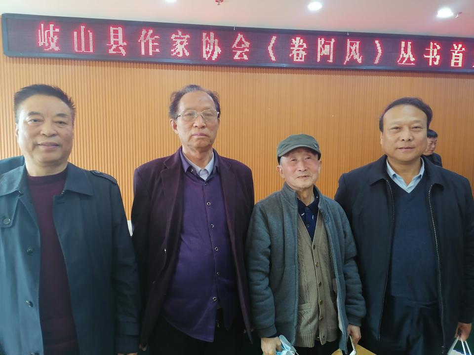 左一郭鉴明,右一市文联主席吕向阳,右二原《延河》主编徐岳.