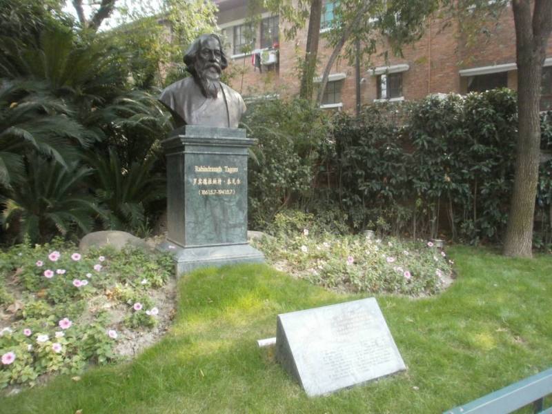 南昌路大诗人泰戈尔塑像---4年来沪居住在南昌路徐志摩家中