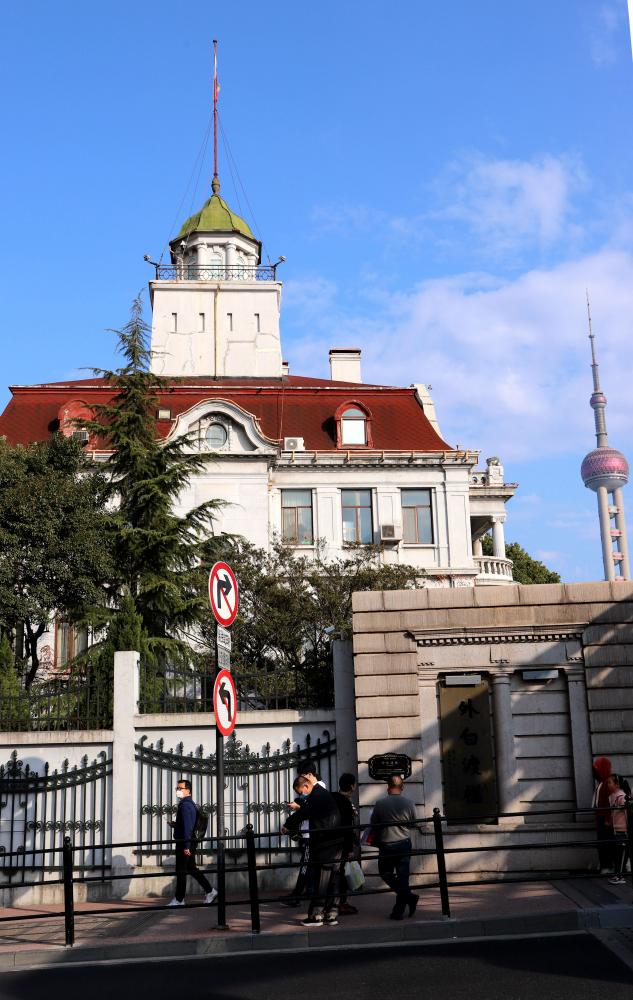 总领事馆坐落于虹口区黄浦路20号而领事馆的对面则是著名的浦江饭店