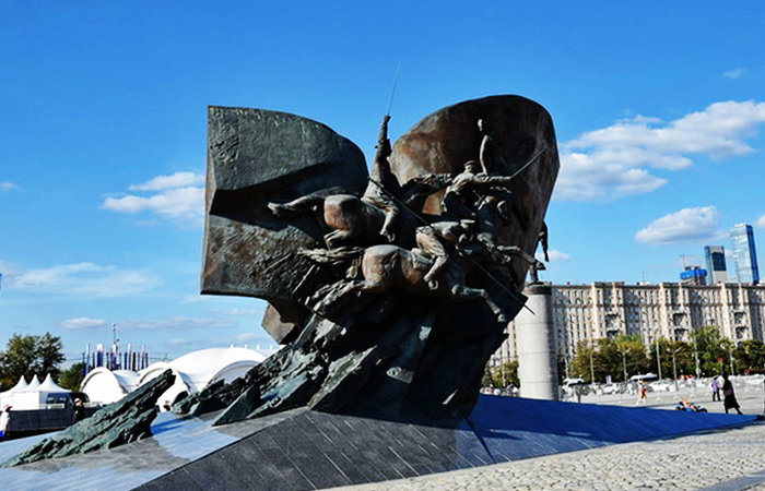 俄罗斯卫国战争雕像图片